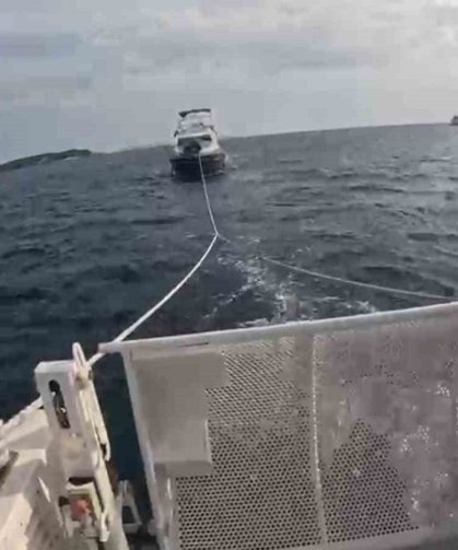 Motor arızasıyla sürüklenen teknedeki iki kişi kurtarıldı