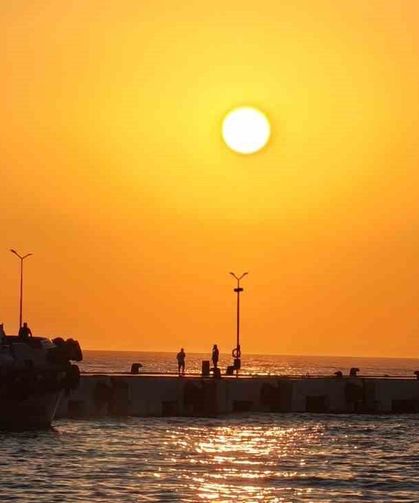 Kuşadası, gün batımında kızıla boyanıyor