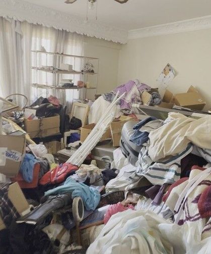 Kuşadası'nda çöp evden 2,3 ton atık çıkarıldı
