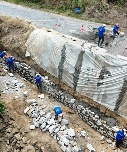 Karabağlar Mahallesi'nde taş duvar çalışması tamamlandı