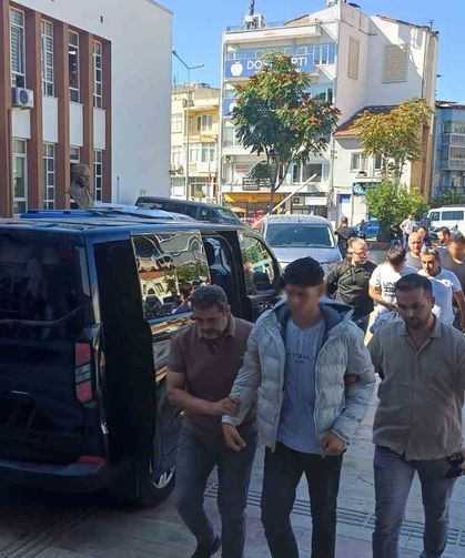 Okul çevresinde pompalı tüfekle yakalanan şüpheliler adliyeye sevk edildi