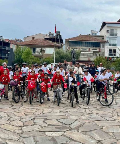 Bozdoğan'da çocuklar 'Cumhuriyet' için pedalladı