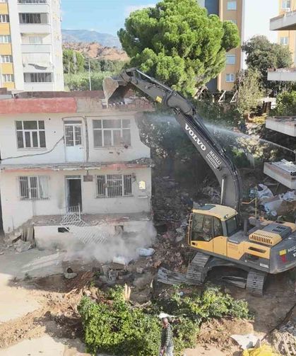 Metruk bina yıkıldı, trafik rahatlayacak