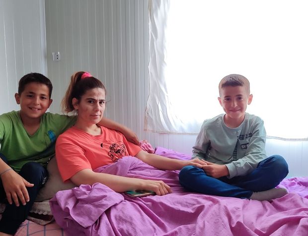 11 Yaşındaki İkizler Annelerine Bakıyor... Depremde Çocuklarına Siper Oldu Felç Kaldı