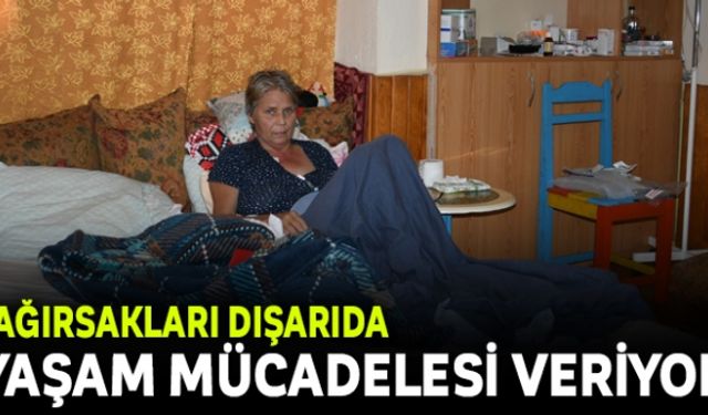 Bağırsakları dışarıda yaşam mücadelesi veriyor