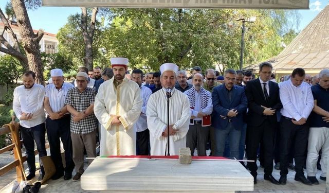 Filistin'de hayatını kaybeden Müslümanlar için gıyabi cenaze namazı kılındı