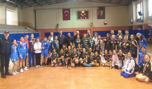 Hentbol turnuvası sona erdi, şampiyonlar madalyalarına kavuştu