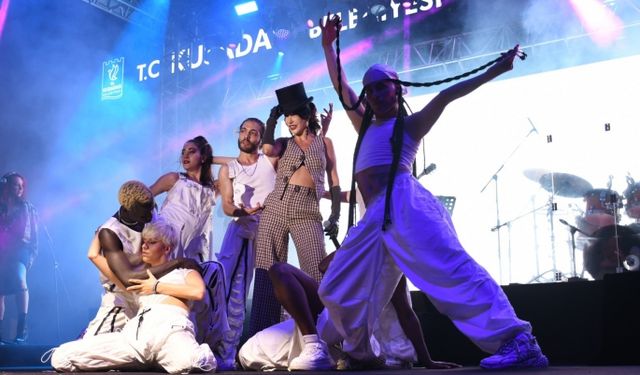 Kuşadası'nda 100'üncü yıl coşkusu Hande Yener ile taçlandı