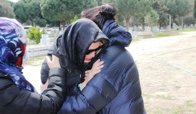 Seray Sever, gözyaşları içerisinde babasına veda etti