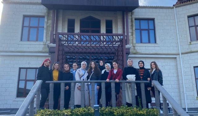 Yurtta kalan öğrenciler Adnan Menderes Müzesi'ni gezerek stres attı