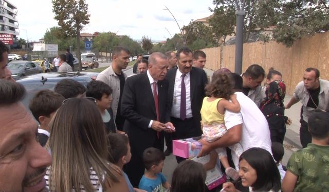 Cumhurbaşkanı Erdoğan çocuklara oyuncak ve harçlık verdi