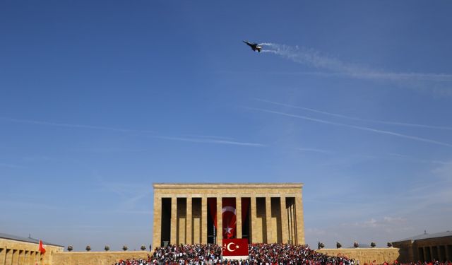 Cumhuriyetin 100. yılında SOLOTÜRK´ten Anıtkabir üzerinde gösteri uçuşu