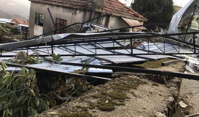 Karpuzlu´da etkili olan fırtına çatıları uçurdu