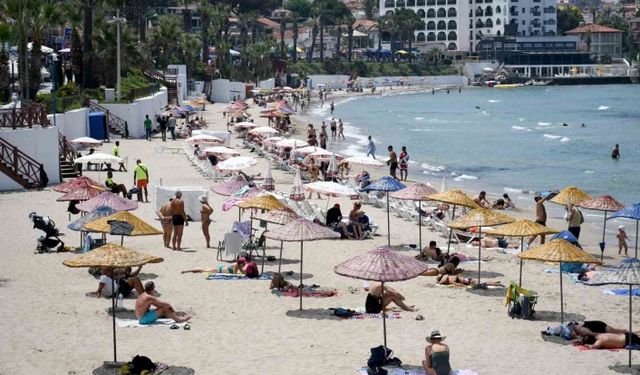 Kuşadası´nda oyunu kullanan plaja ve sahile koştu