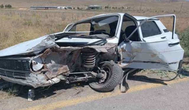 Otomobiller kafa kafaya çarpıştı: 2 yaralı