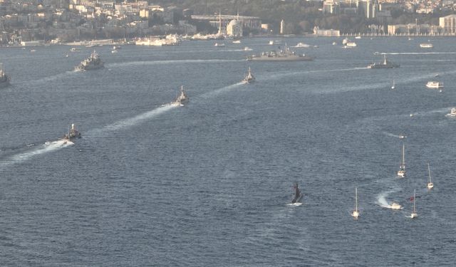 Türk donanmasının İstanbul Boğazı´ndan geçişi havadan görüntülendi