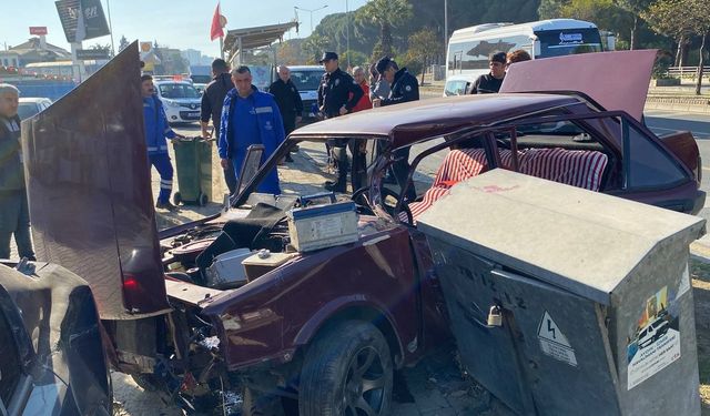 Aydın'da otomobil durağa daldı: 3 yaralı