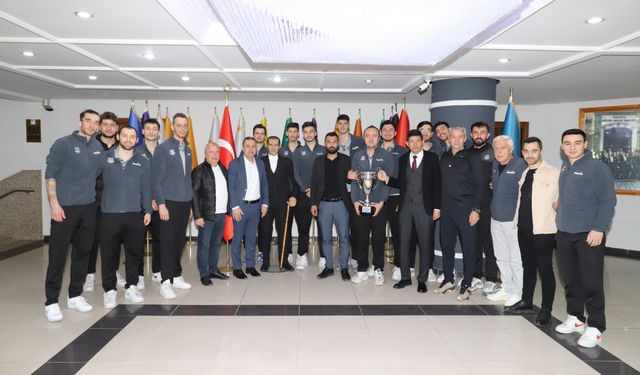 Şampiyon voleybol takımı kupayı Başkan Özcan'a teslim etti