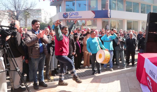 Efeler Belediyesi’nde işçiler maaş artışını davul zurnayla kutladı