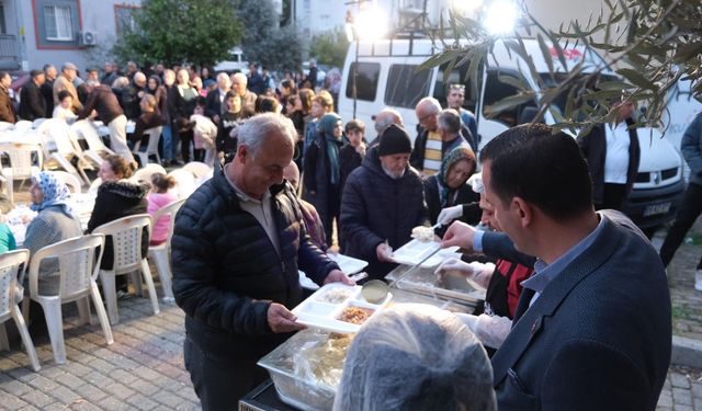 Efeler Belediye Başkan Adayı Pehlivan, iftarını mahalle sakinleri ile birlikte açtı