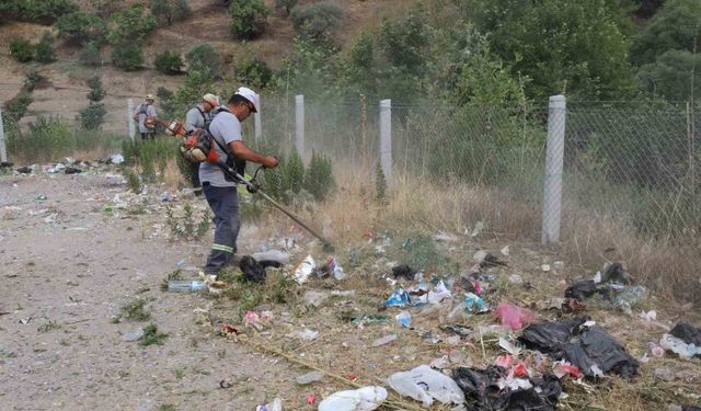 Nazilli’de doğaya bırakılan 3 kamyon çöpü topladılar