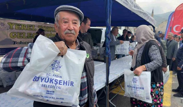 Koçarlı’da vatandaşlar Büyükşehir’in fideleri ile buluştu