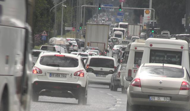 Bayram tatili nedeniyle trafikte yoğunluk yaşanıyor