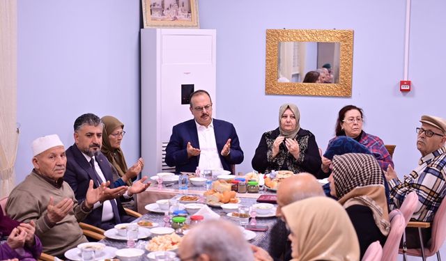 Yaşlılar iftarda sofrasında buluştu