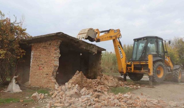Nazilli Belediyesi, metruk binaları yıkıyor