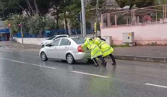 Aydın'da Arızalanan Araca Polis Yardımı