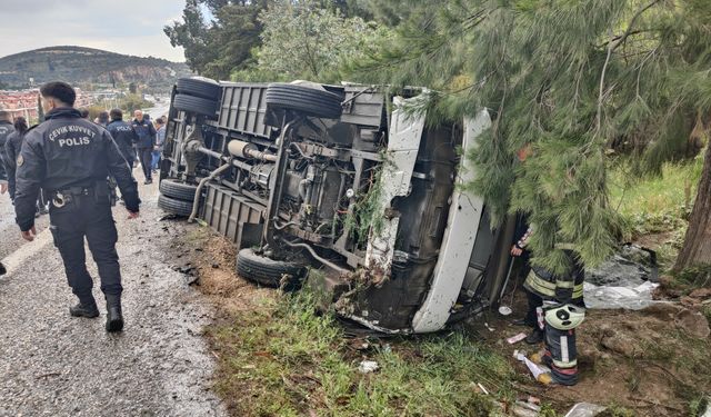 Kuşadası'nda servis minibüsü kaza yaptı 12 yaralı