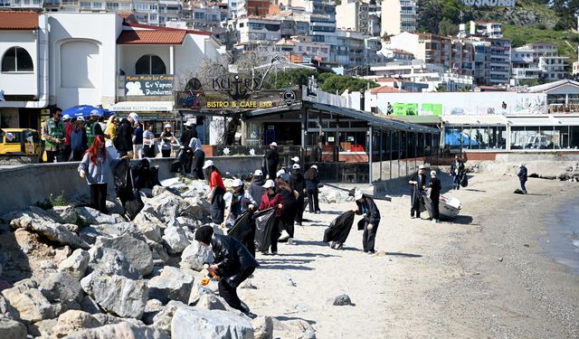Öğrenciler Kuşadası sahilini temizledi