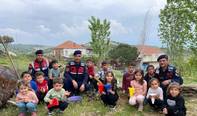 Öğrenciler fidanları jandarma ile birlikte toprakla buluşturdu