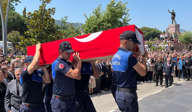 Belediye önünde Başkan Zeyrek’e acı veda