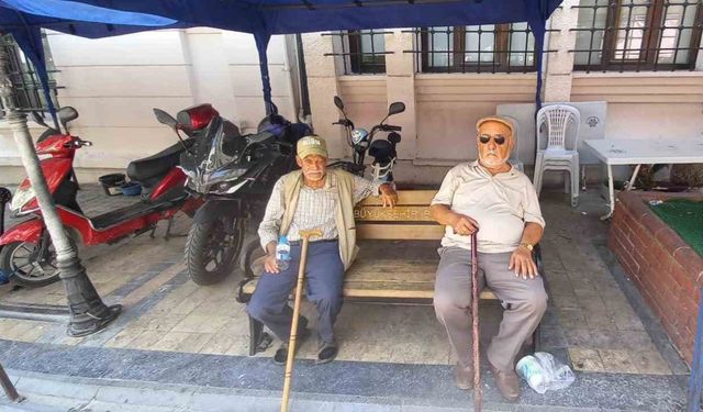 Aydın’da termometreler 39’u gösterdi, vatandaşlar gölgeye sığındı