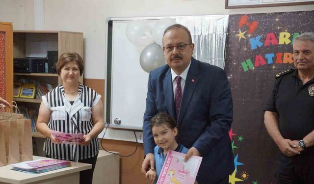 Öğrencilerin karnelerini Vali Canbolat verdi