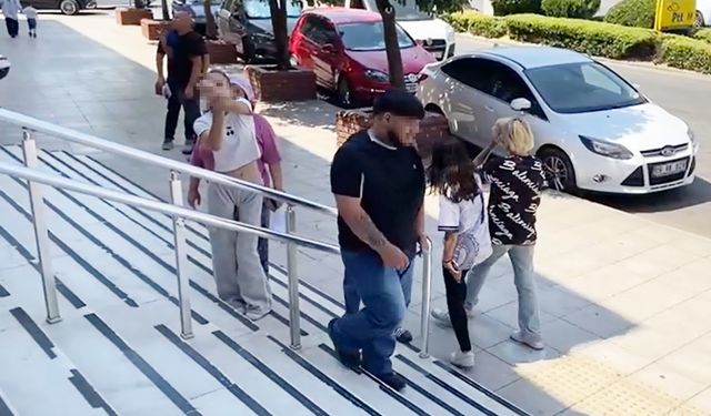Gazetecilere el hareketi çekti