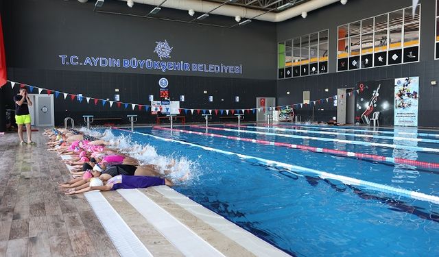 Aydınlı Minikler Büyükşehir Belediyesi ile Yüzmeyi Öğreniyor