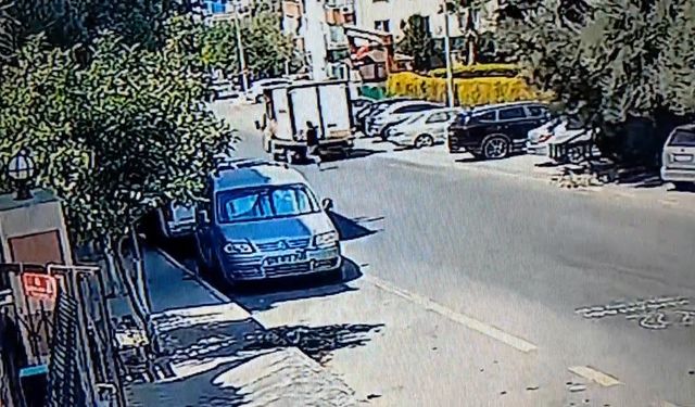 Freni boşalan kamyonet duvara çarptı