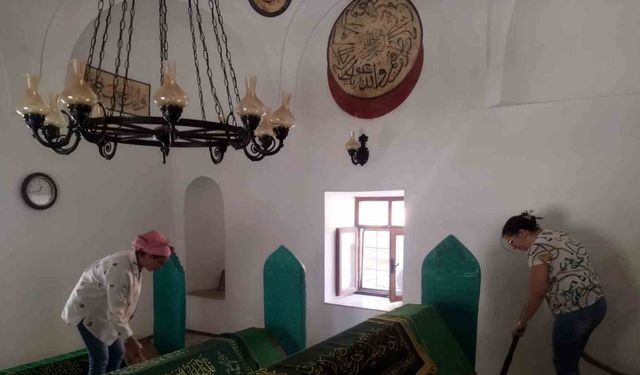 Karacasu’daki türbeler temizlendi