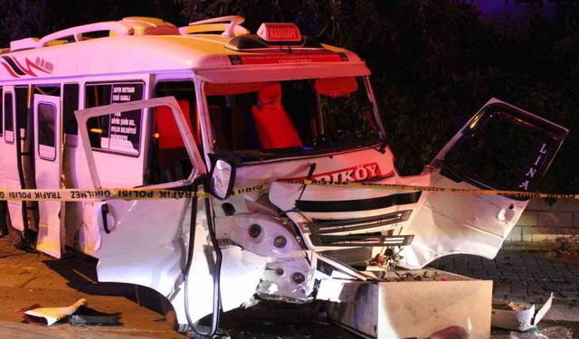 Minibüs ile otomobil çarpıştı: 11 yaralı