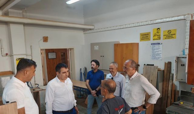Müdür mobilyaları inceledi