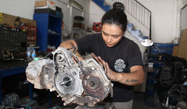 Çırak bulamayan eşine destek için başladı, motor ustası oldu