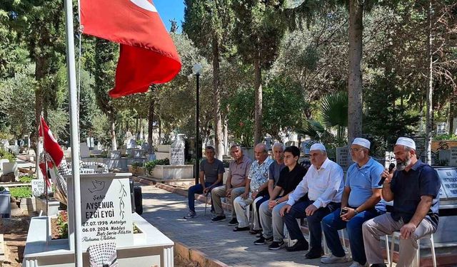 Filistin şehidi Ayşenur mezarı başında dualarla anıldı
