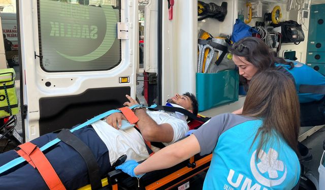 Efeler’de motosiklet, araca çarptı: 1 yaralı