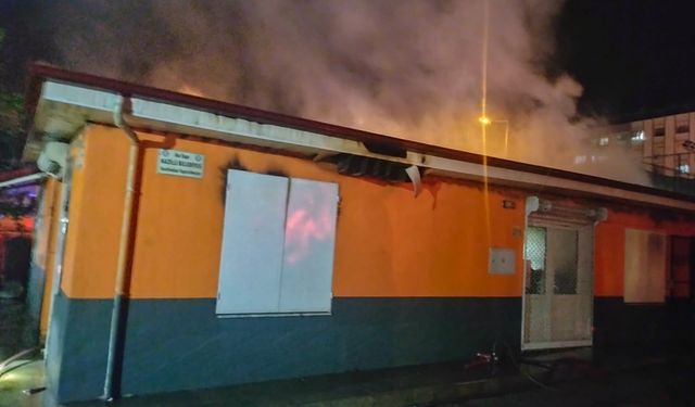 Okul kantininde çıkan yangın panikletti, alevler geceyi aydınlattı