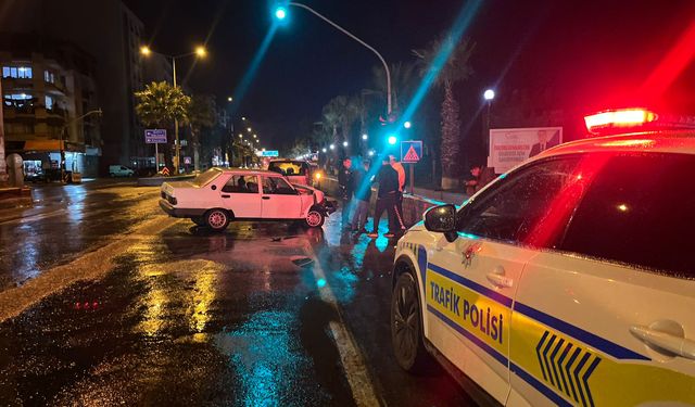 İncirliova’da ışıkta bekleyen araca, otomobil çarptı