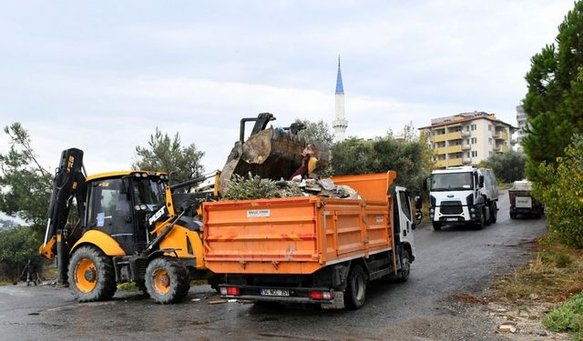 Kuşadası’nda metruk binanın çevresindeki atıklar temizlendi
