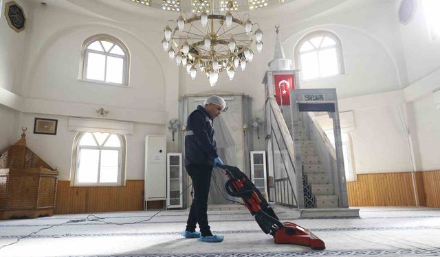 Aydın Büyükşehir Belediyesi, camilerde temizlik çalışmalarını sürdürüyor