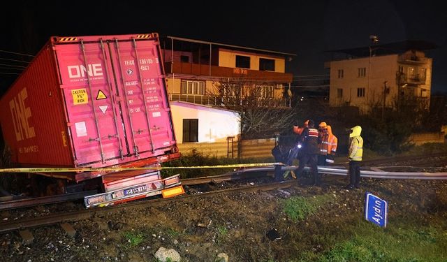 Aydın'da bir tır kavşaktan çıkıp hemzemin geçide çarptı 1 ölü